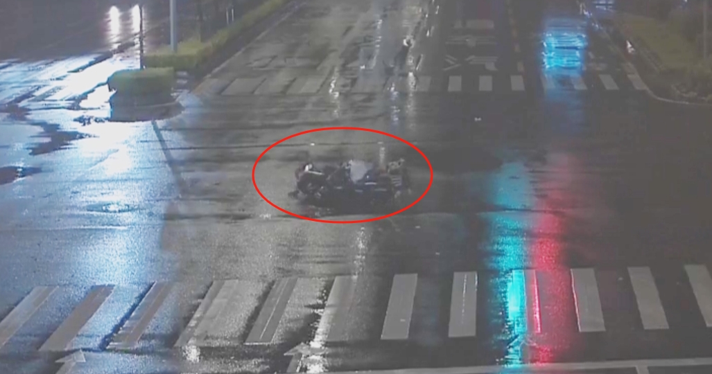 男子骑电动自行车闯红灯撞车负全责 交警提醒文明守法出行